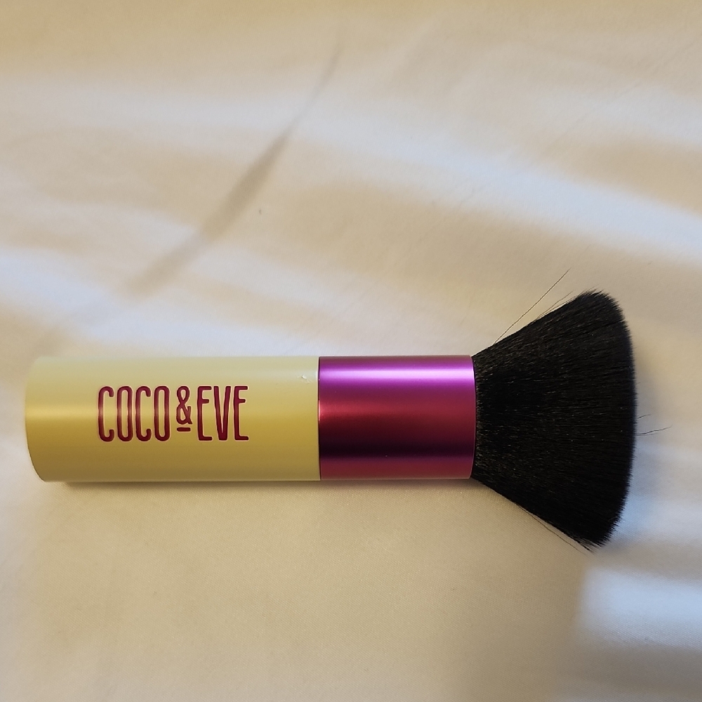 Coco & Eve Deluxe Vegan Kabuki Brush